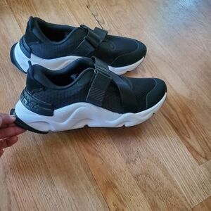 Sorel Womans Kinetic Rnegd Strap Athletic Sneakers, Size 8